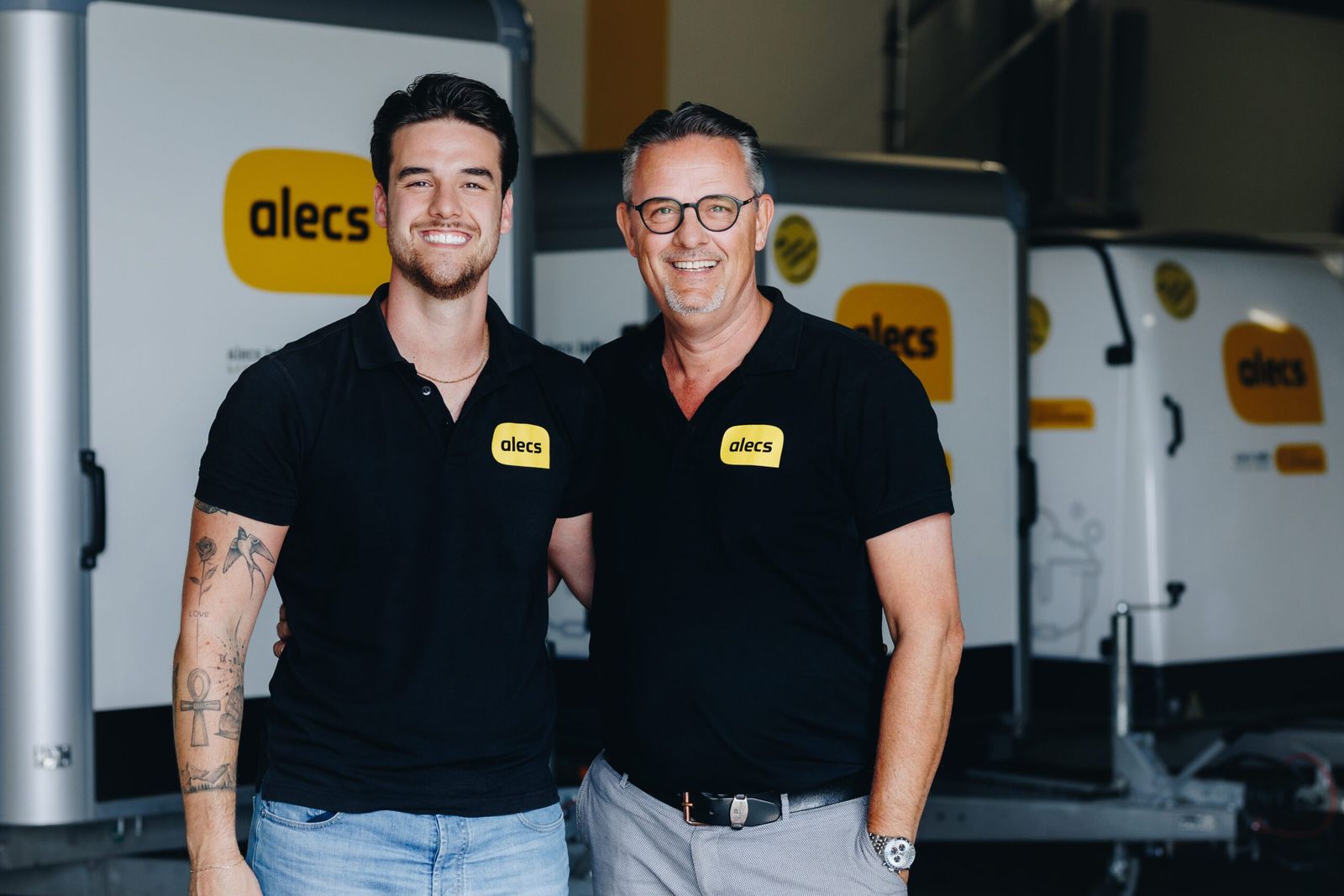 Alex en Peter de Graaf bij de ALECS-bedrijfswagens