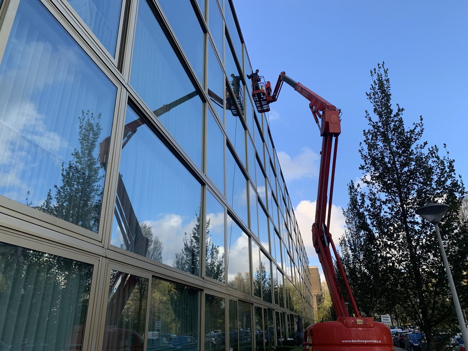 Glasbewassing op hoogte met een hoogwerker