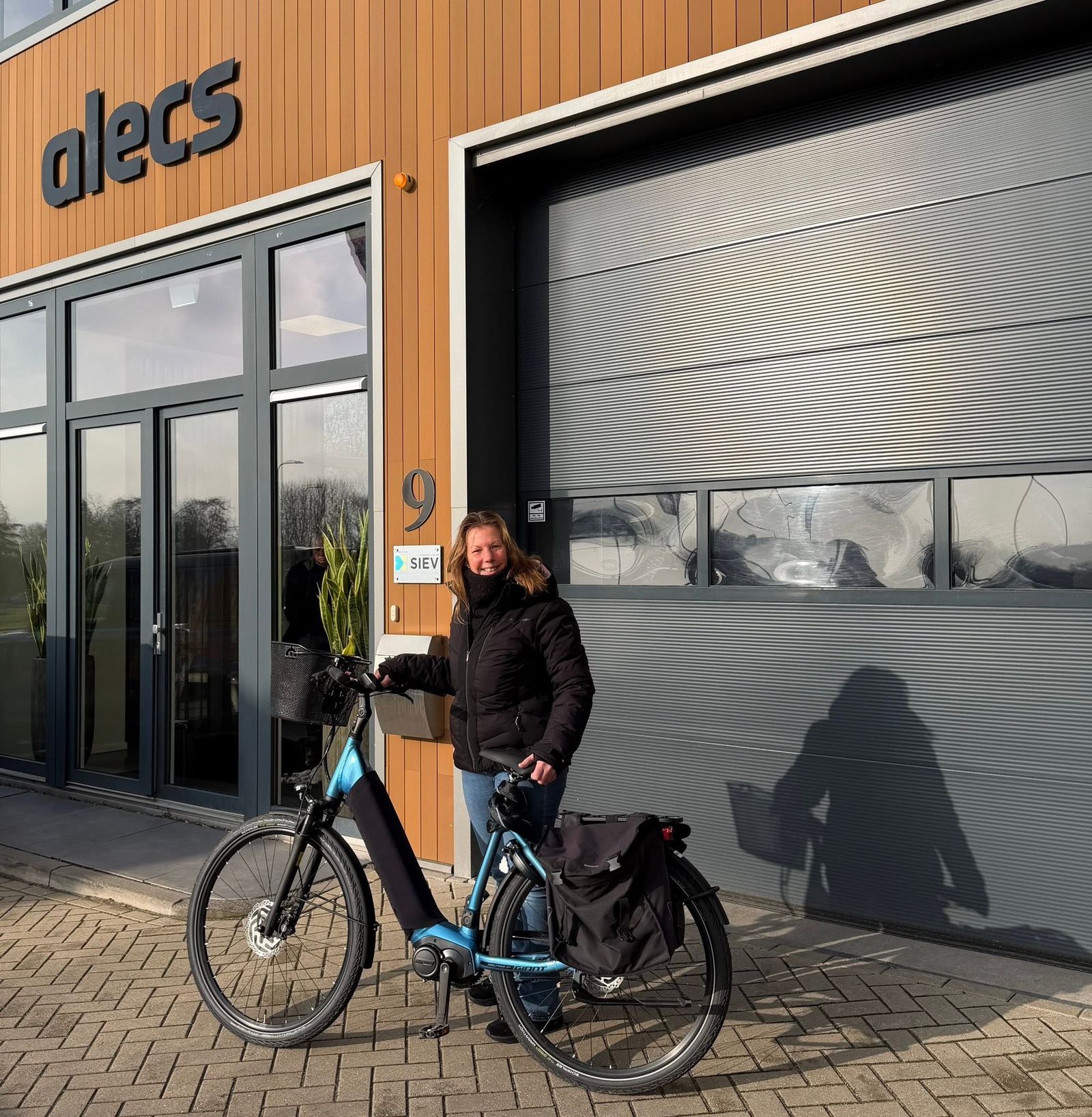 Het ALECS-pand aan de Kouwe Hoek in Waddinxveen, met elektrische fiets