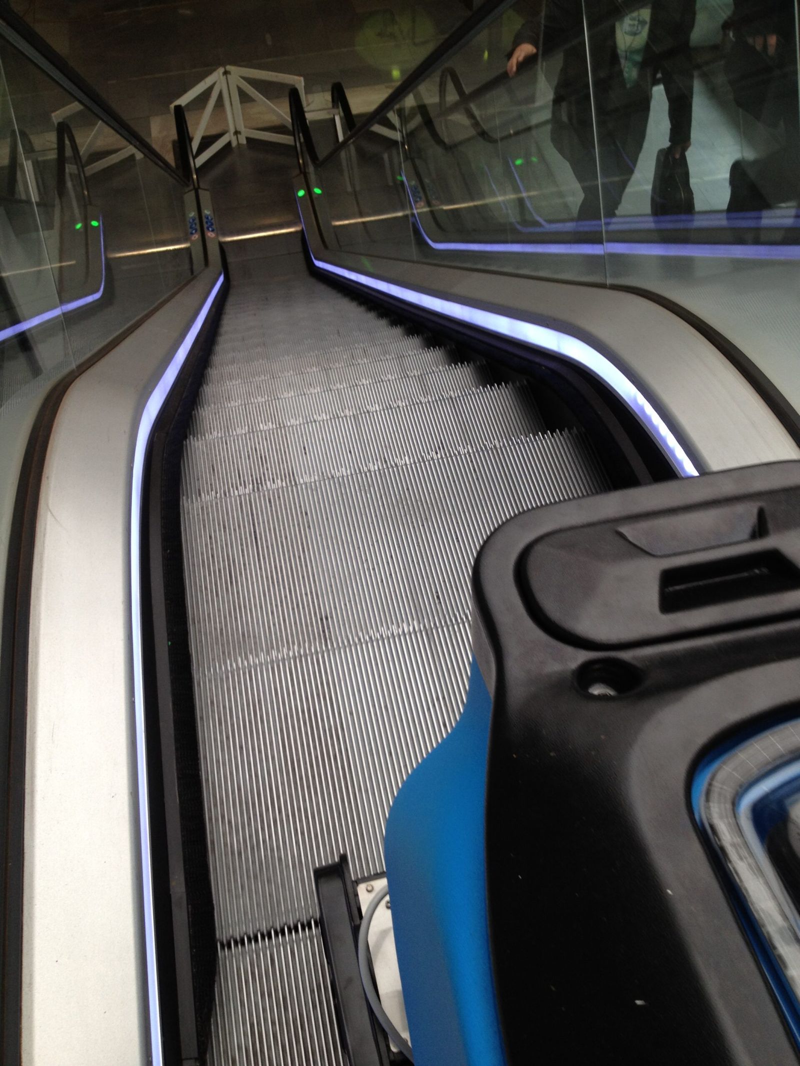 Roltrapreiniging in een winkelcentrum