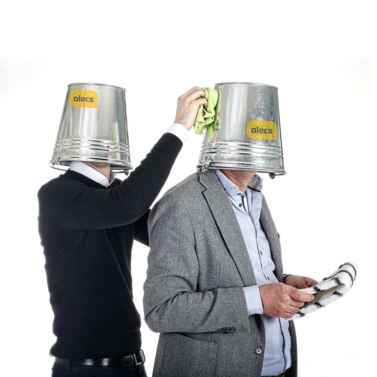 Peter en Alex de Graaf met ALECS-emmers, met een knipoog